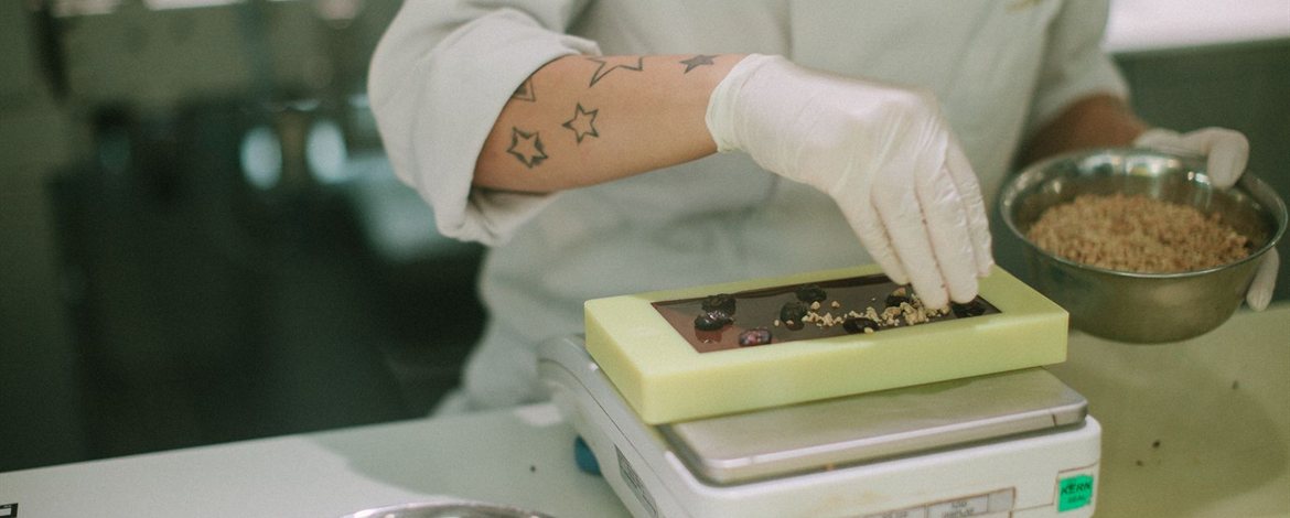 Devenir chocolatier auto-entrepreneur : le guide 2026