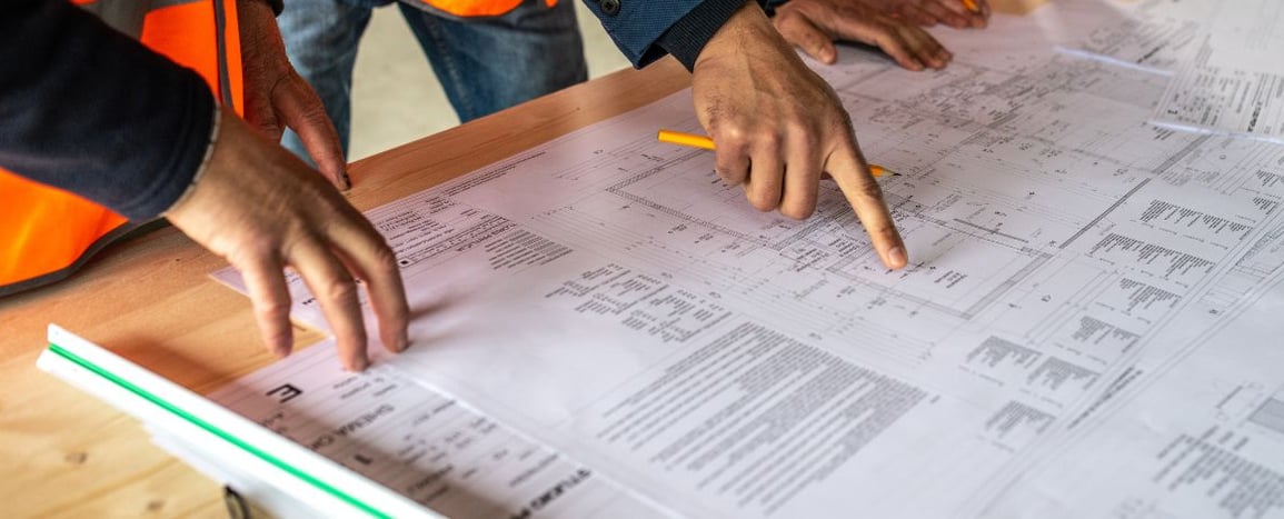 Devenir conducteur de travaux freelance : salaire, formation et statut 2026