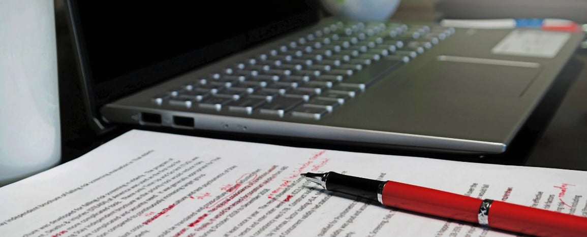 Devenir correcteur relecteur freelance : guide complet