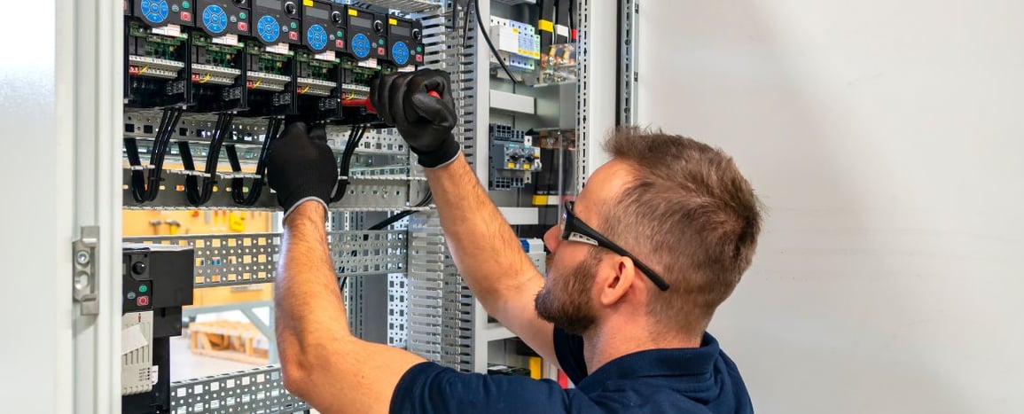 Devenir électricien indépendant : guide complet