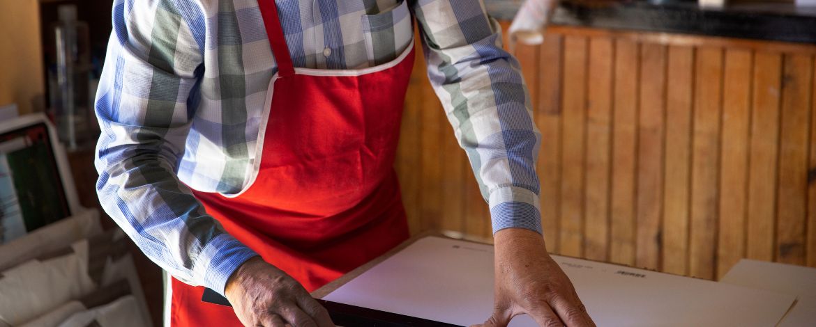 Devenir encadreur d'art indépendant : formation, salaire et statut