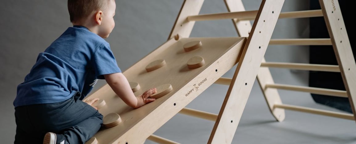 Garde d'enfants à domicile en auto-entrepreneur : agrément, SAP et démarches 2026