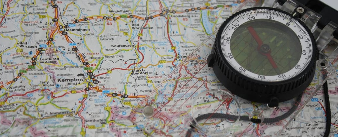 Devenir guide touristique auto-entrepreneur en 2026 : carte professionnelle et démarches