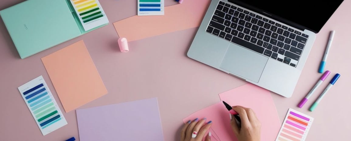 Devenir infographiste freelance : tarifs, logiciels et droits d'auteur