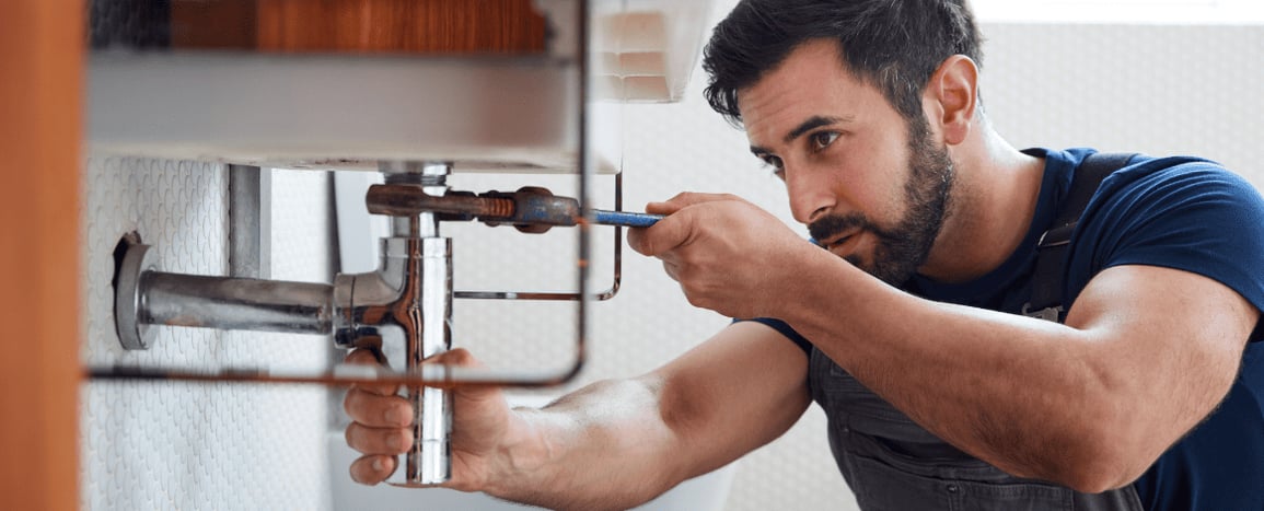 Devenir plombier auto-entrepreneur : guide complet (diplôme, décennale, tarifs)