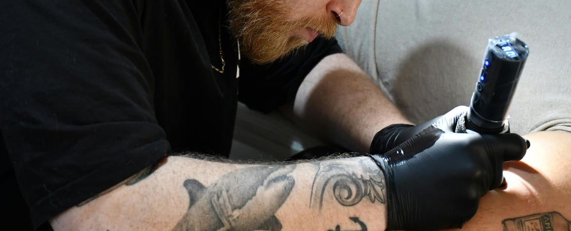 Devenir tatoueur auto-entrepreneur : le guide complet