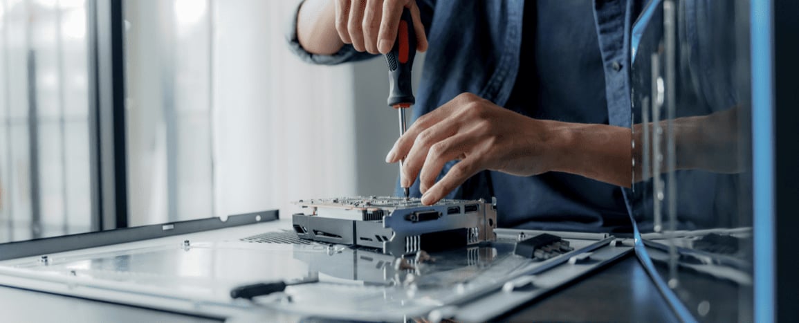 Devenir technicien de maintenance indépendant : salaire, formation et TJM 2026