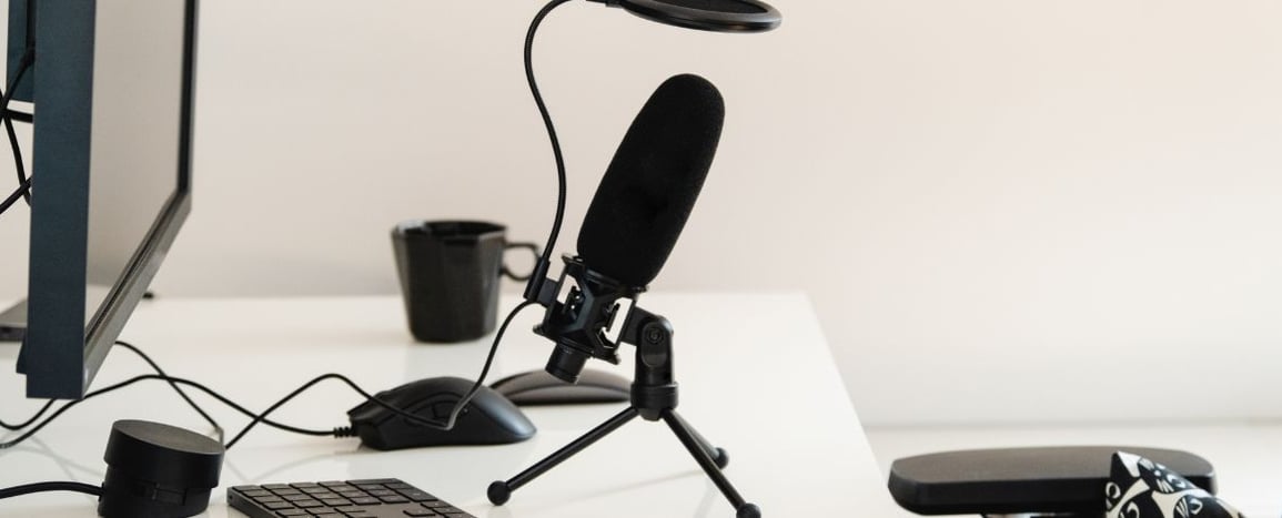 Devenir voix off freelance : tarifs, home studio et statuts